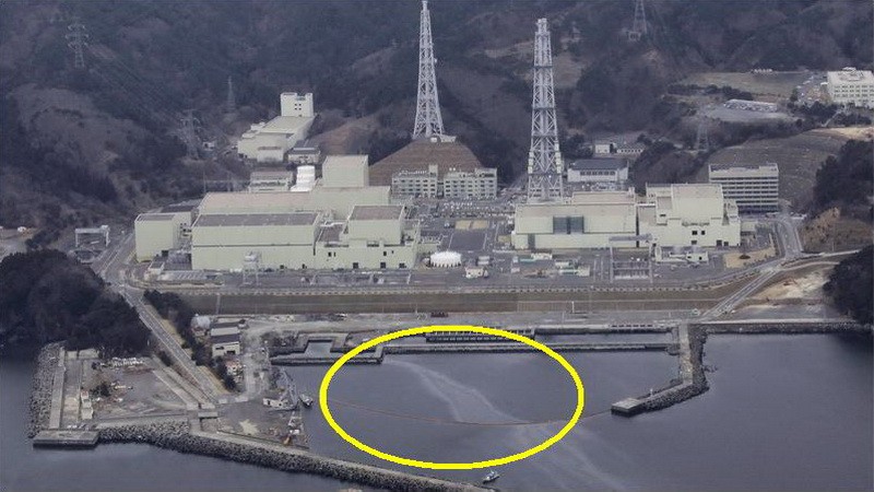 Olejová škvrna pred jadrovou elektrárňou Onagawa v prefektúre Mijagi.
